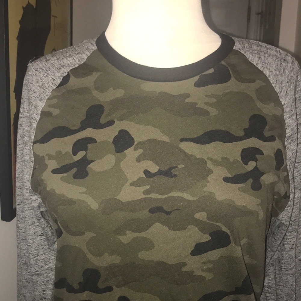 Old Navy Camo and Gray Basball Tee Size S ๐ - Picture 3 of 6